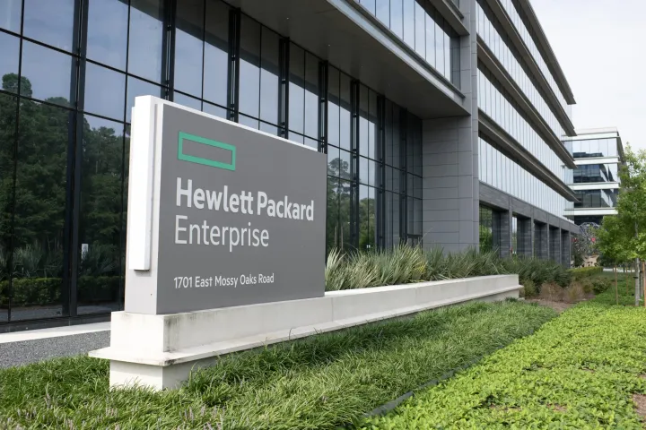 Hewlett Packard Enterprise Surpasses Quarterly Expectations with Strong AI Server Demand